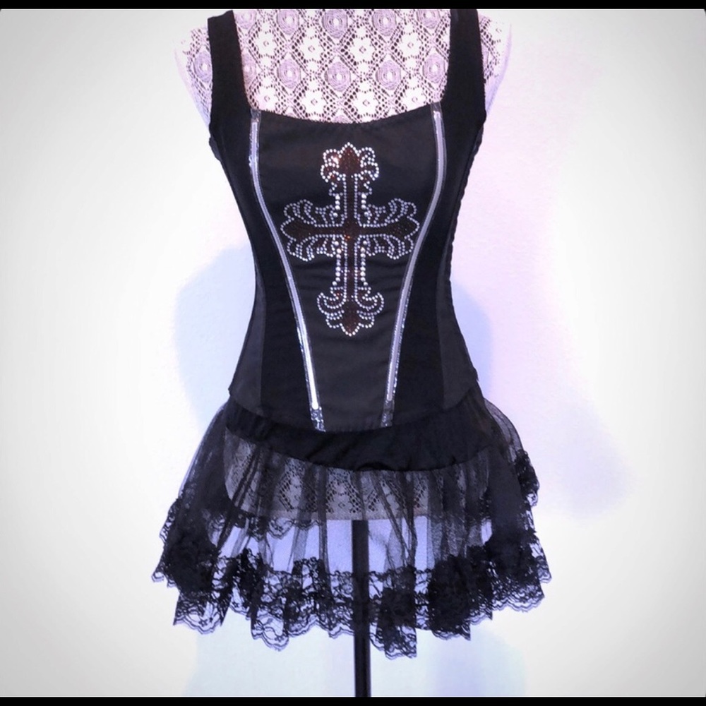 Sexy bustier and tulle skirt. Great costume!